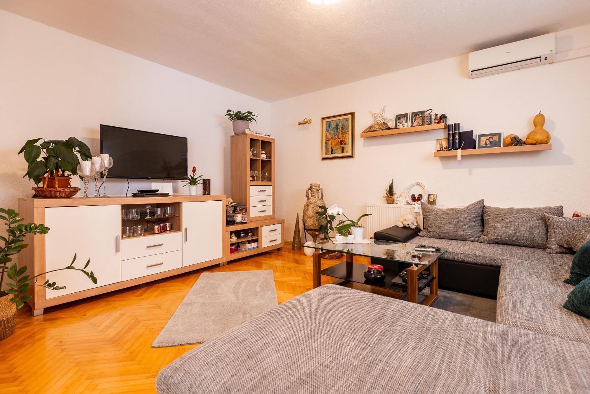 Apartman Nora Omis Exterior photo